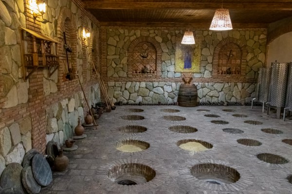 クヴェブリが地中に埋められたワインセラー「マラニ」